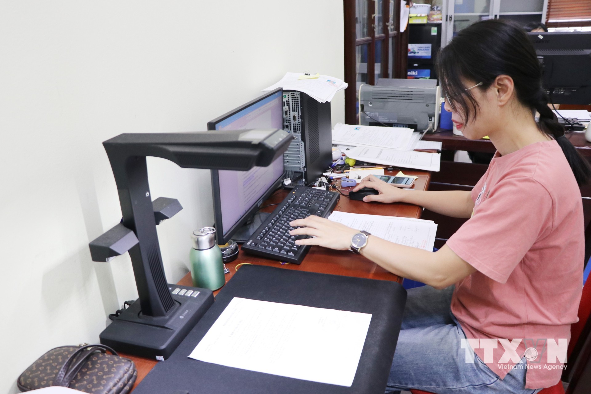 Nhờ chuẩn hóa, làm sạch và đồng bộ dữ liệu trên hệ thống phần mềm chuyên dụng, công tác quản lý, tra cứu thông tin lịch sử đảng viên trở nên chính xác, khoa học và nhanh chóng hơn. (Ảnh: Mạnh Tú/TTXVN)